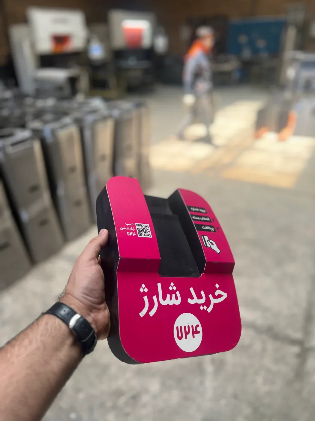 طراحی و ساخت استند فلزی پوز بانکی خرید شارژ 724 با ورقکاری CNC و رنگ الکترواستاتیک
